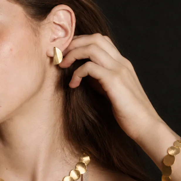 Lucia Gold Model.webp