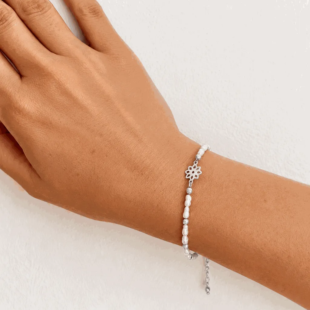 Cloe Pearls Bracelet R Model.webp