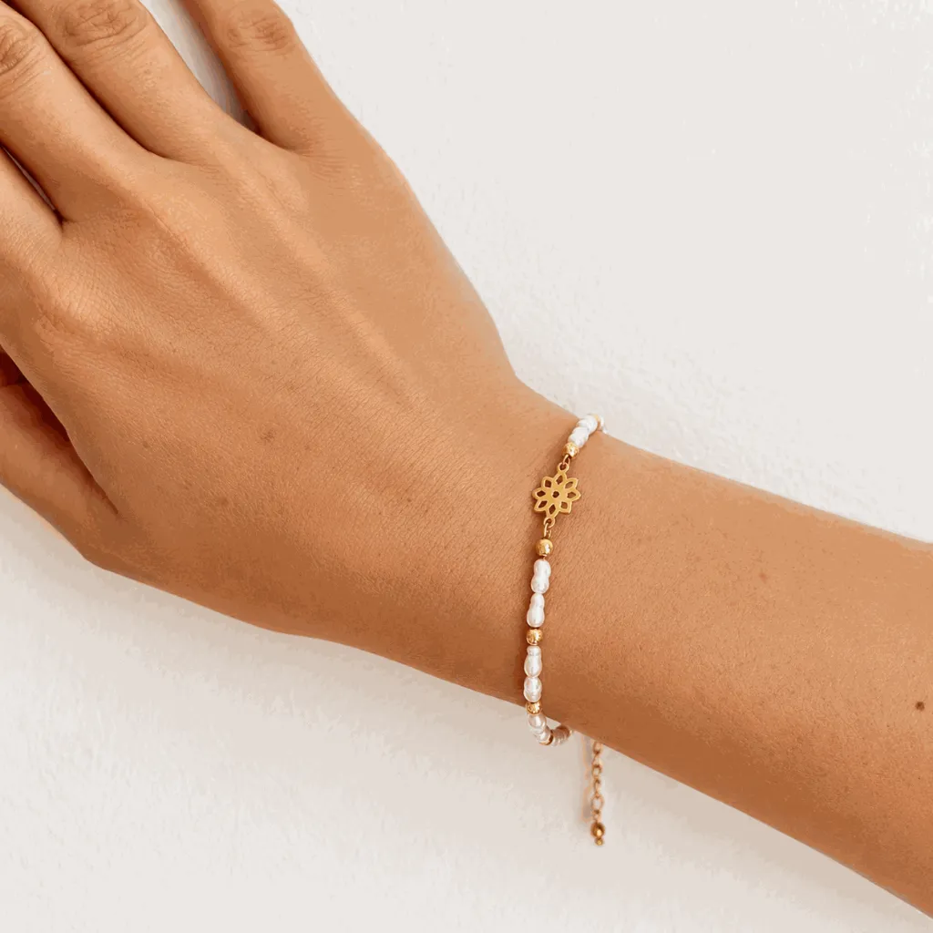Cloe Pearls Bracelet G Model.webp