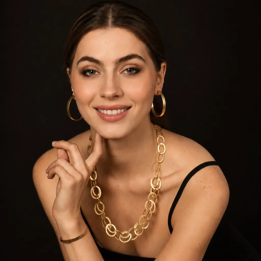 Double Leonora Necklace Modella.webp